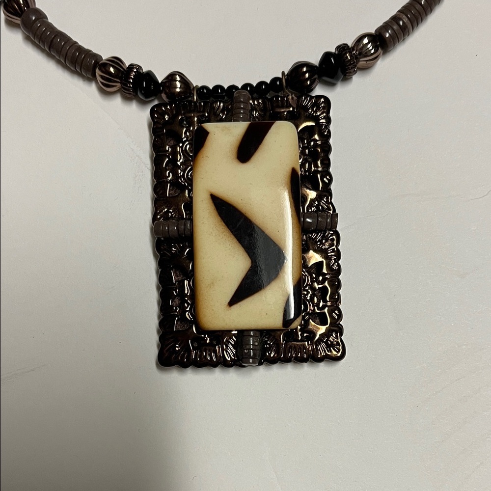 Elegant Brown and Cream Pendant Necklace - Picture 2 of 4